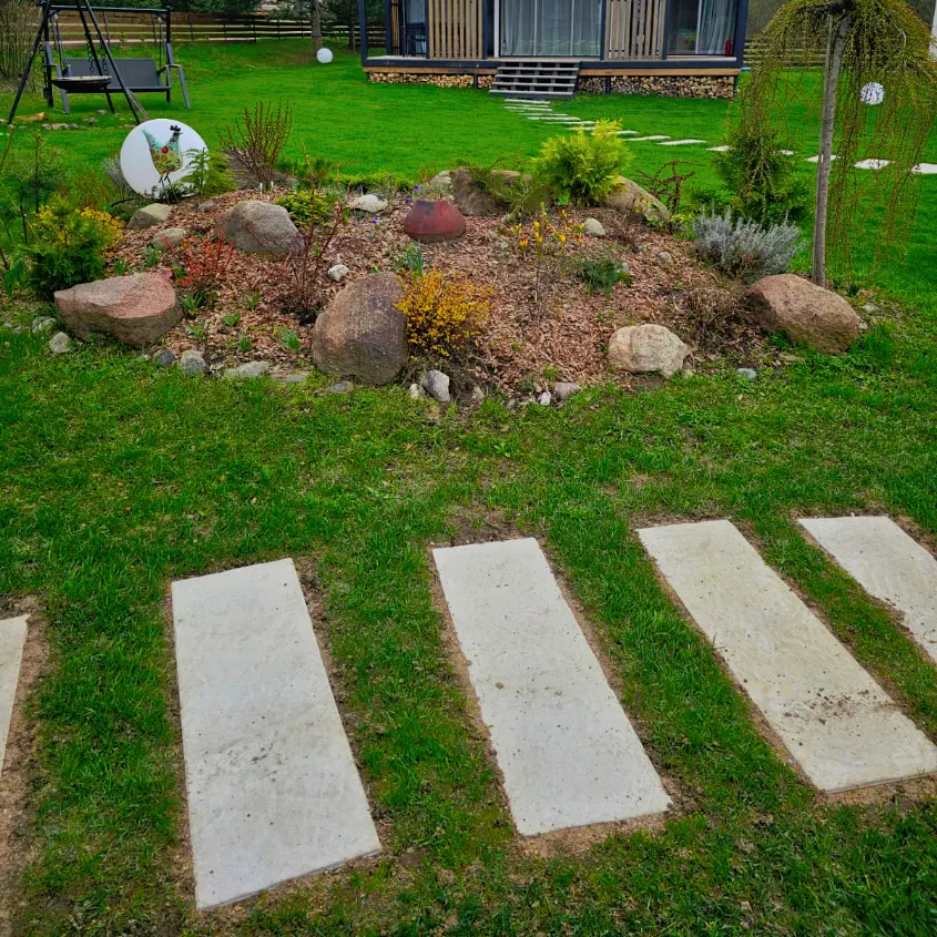 Фото 2 шаговая плита Stone Светлая Галька на оригинальной садовой дорожке