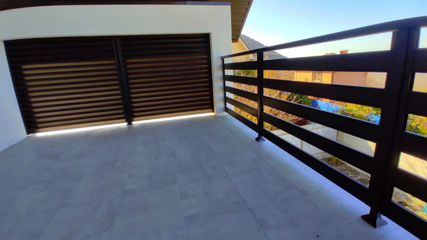 Фото 7 Металлопланкен 8019 МАТТЕ Темный Шоколад матовый на перилах балкона ограждение террасы